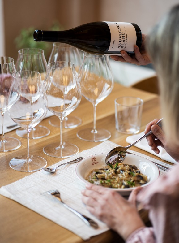 Bottle filling wine glasses