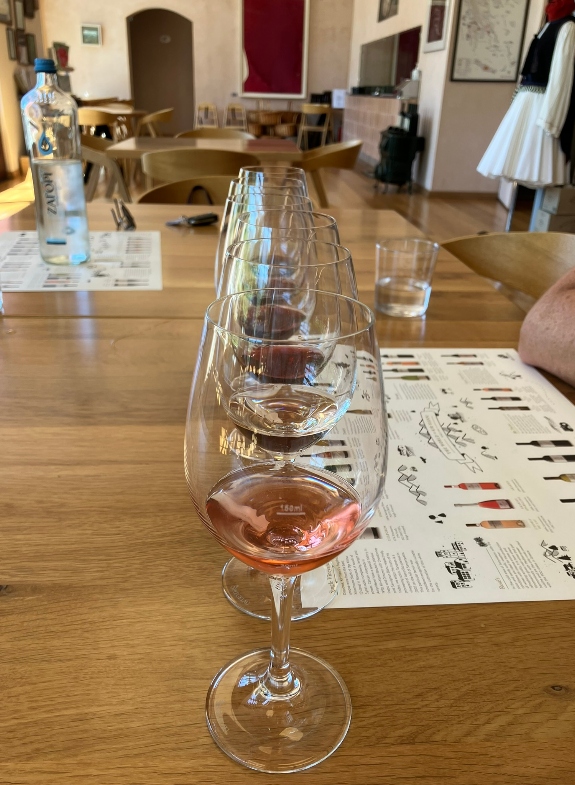 Series of 6 glasses with white, rosé and white wine that are ready to be tasted, in the winery’s restaurant